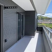 画像1622：静岡市清水区の注文住宅｜バルコニーの外壁にウッド調アクセント使用のデザインがお洒落