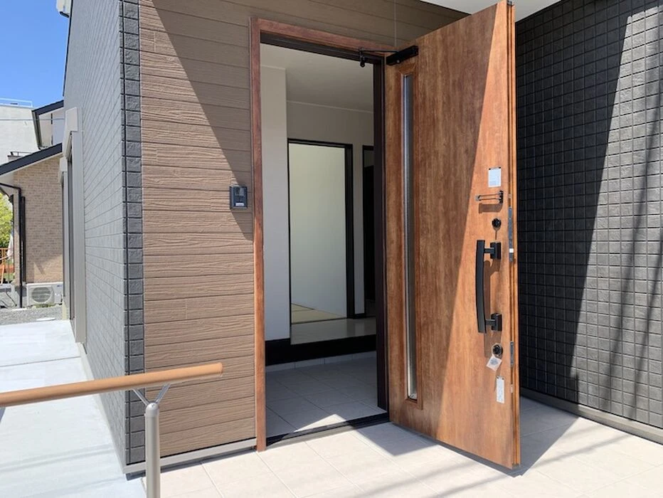 画像1625：静岡市清水区の注文住宅｜バルコニーの外壁にウッド調アクセント使用のデザインがお洒落