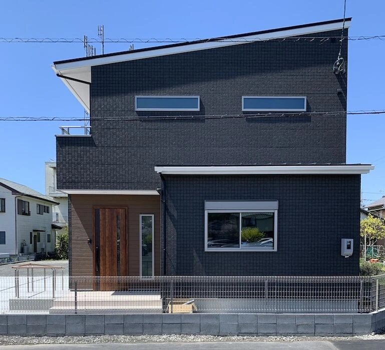 画像1627：静岡市清水区の注文住宅｜バルコニーの外壁にウッド調アクセント使用のデザインがお洒落
