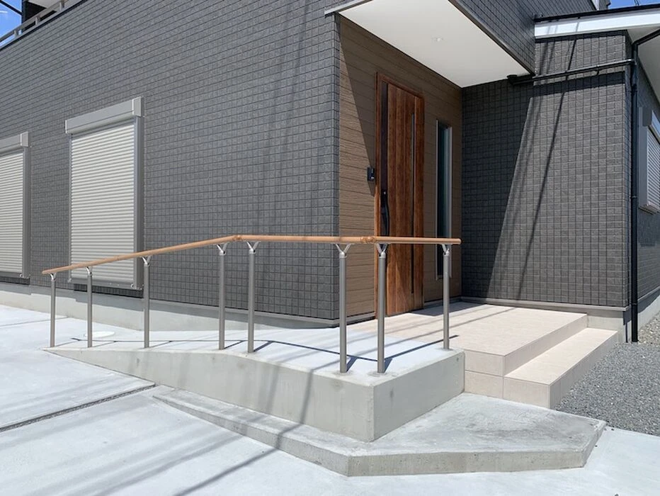 画像1637：静岡市清水区の注文住宅｜バルコニーの外壁にウッド調アクセント使用のデザインがお洒落