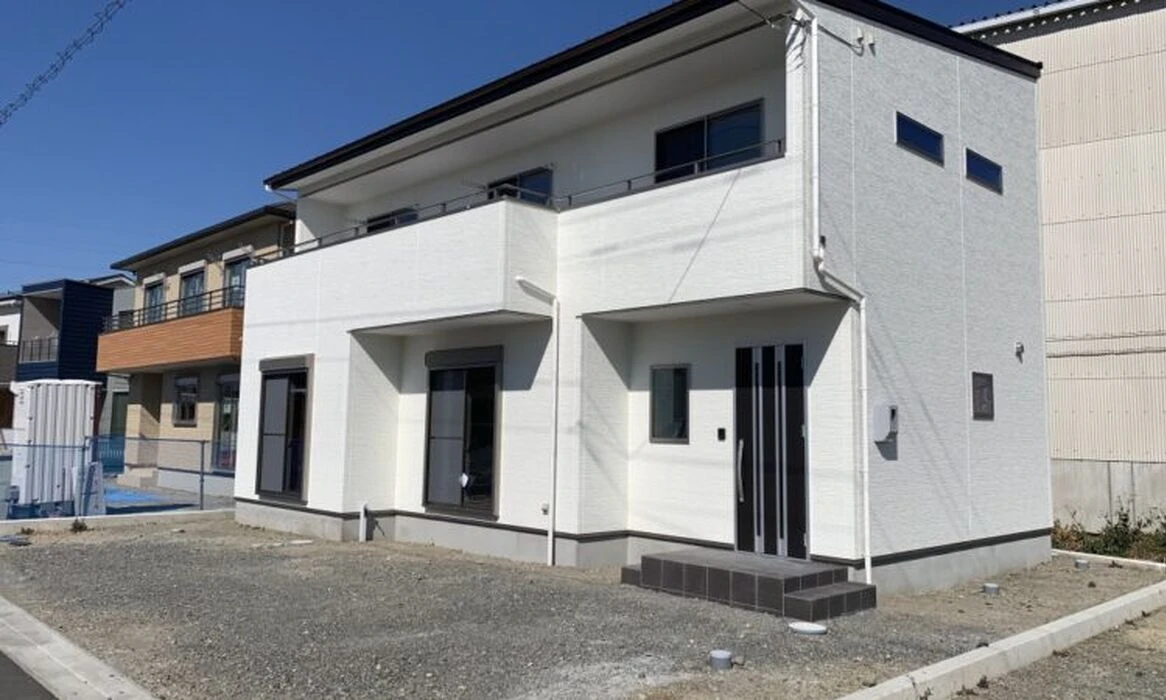 画像1670：静岡市清水区の注文住宅｜バルコニーの外壁にウッド調アクセント使用のデザインがお洒落
