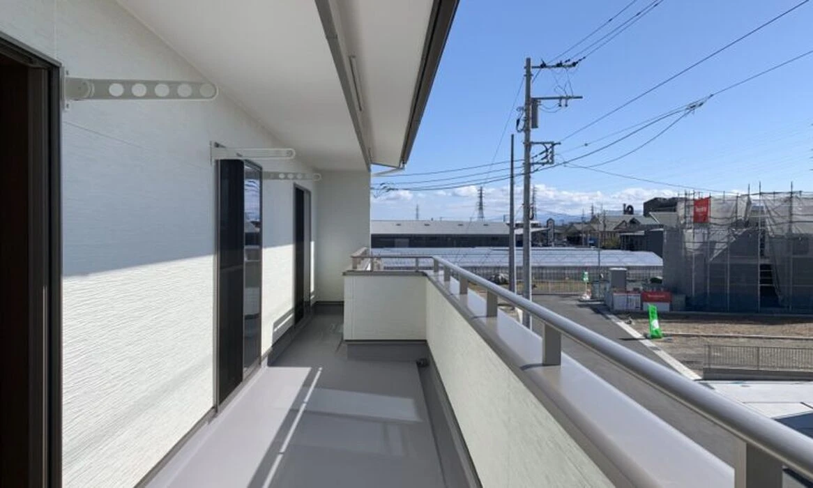 画像1676：静岡市清水区の注文住宅｜バルコニーの外壁にウッド調アクセント使用のデザインがお洒落