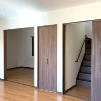 画像1677：静岡市清水区の注文住宅｜バルコニーの外壁にウッド調アクセント使用のデザインがお洒落