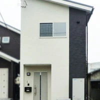 画像1856：静岡市清水区の注文住宅｜バルコニーの外壁にウッド調アクセント使用のデザインがお洒落