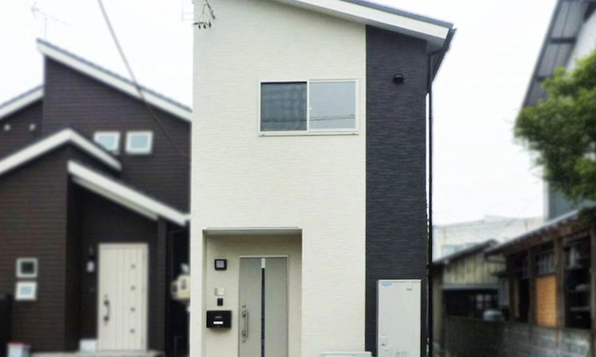 画像1856：静岡市清水区の注文住宅｜バルコニーの外壁にウッド調アクセント使用のデザインがお洒落